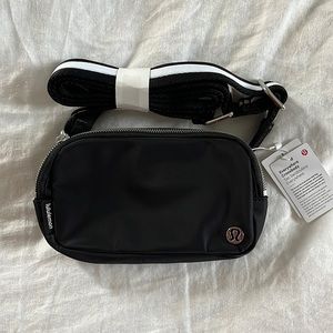 Lululemon everywhere crossbody